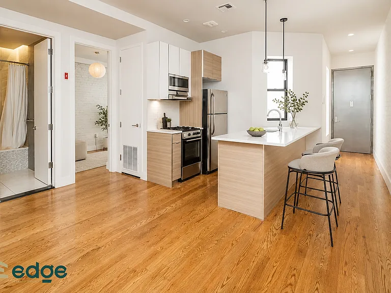 565 Evergreen Ave #2B — Photo 2