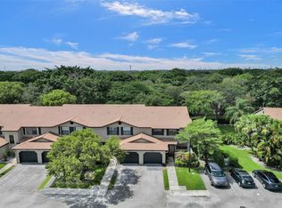 9117 Vineyard Lake Dr, Plantation, FL 33324