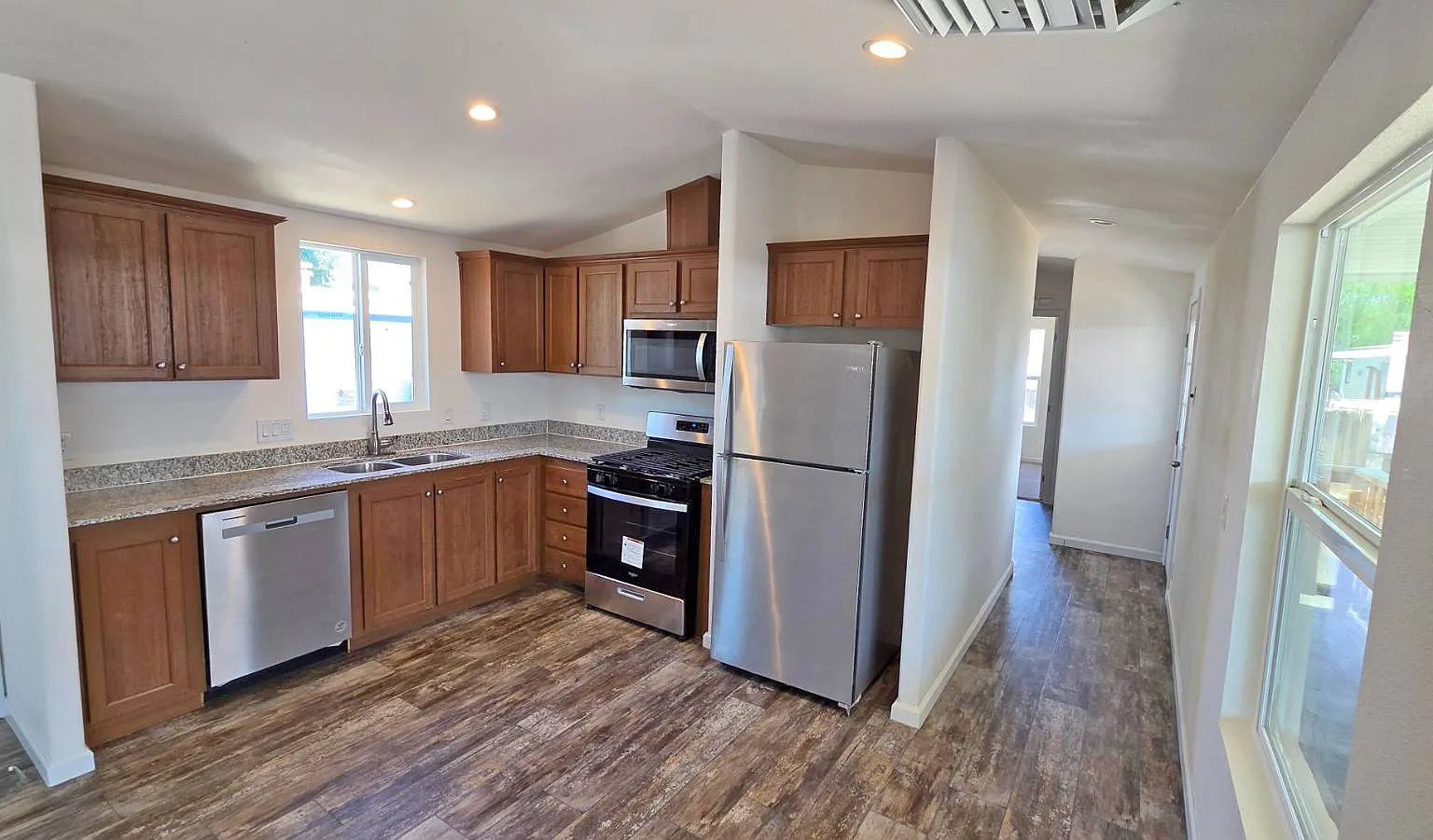 3 bed, 2.0 bath, 730 sqft, $1,250 — Photo 3