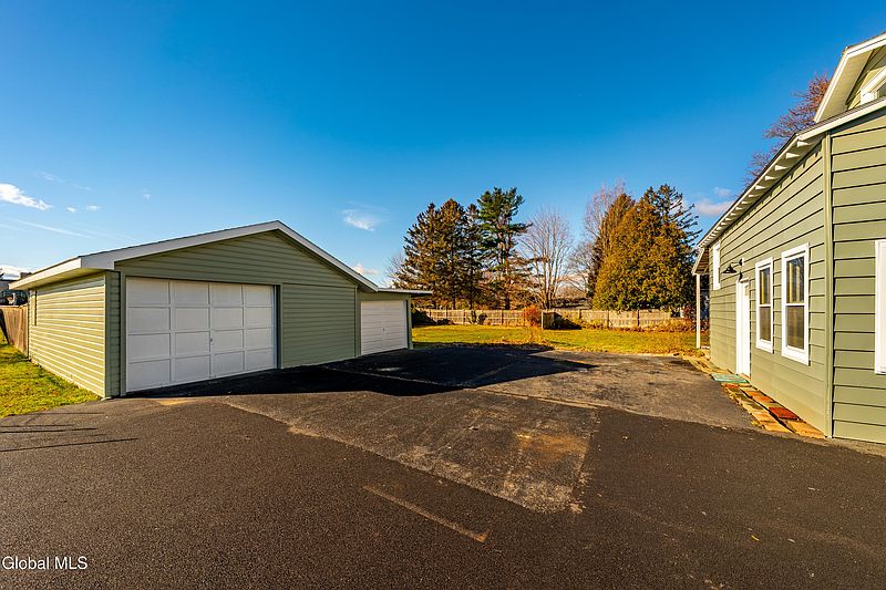3rd image of 21 Magee Drive