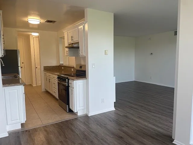 125 N Barrington Ave — Photo 15