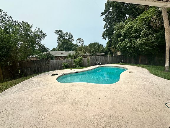 2nd image of 1920 Oakmont Dr