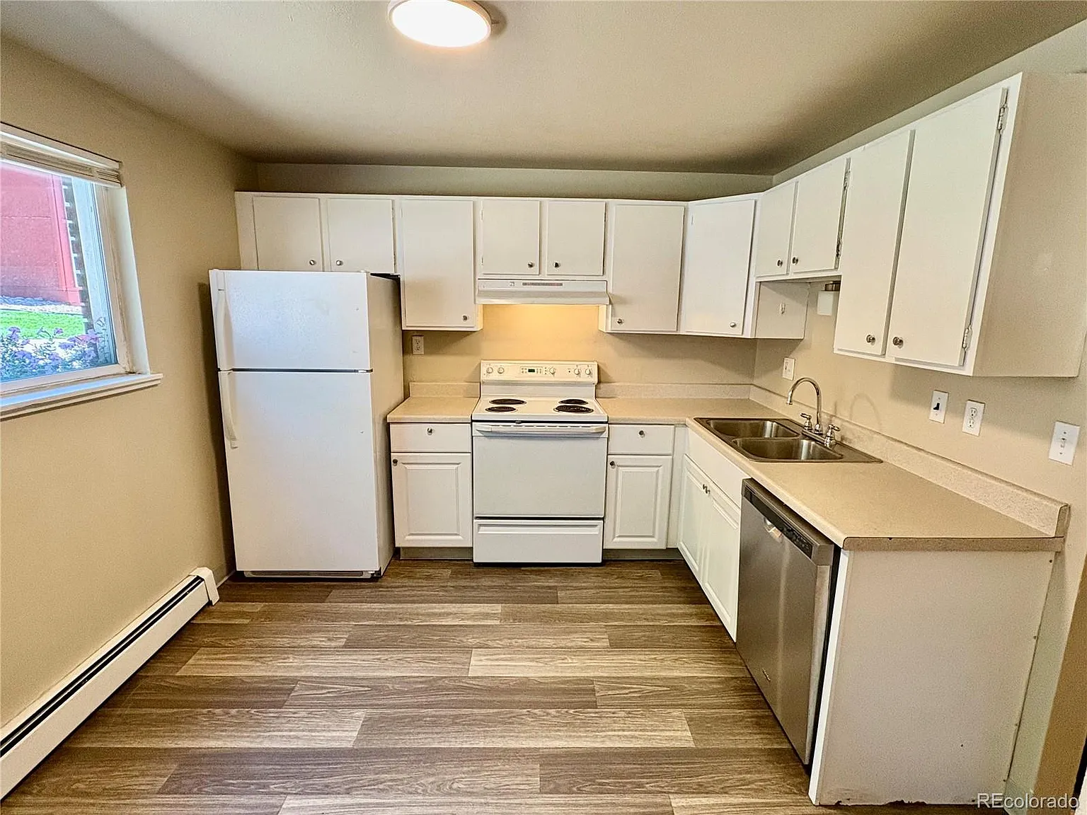 2 bed, 1.0 bath, 990 sqft, $1,325 — Photo 4