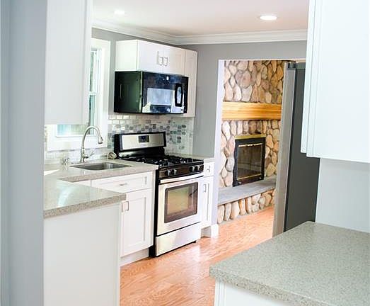 4th image of 74 Longfellow Dr