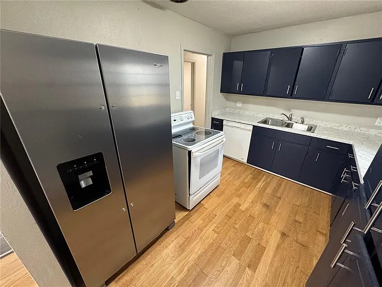 4734 Clarendon Dr — Photo 5