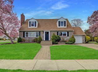 16 Tremont St, Garden City, NY 11530