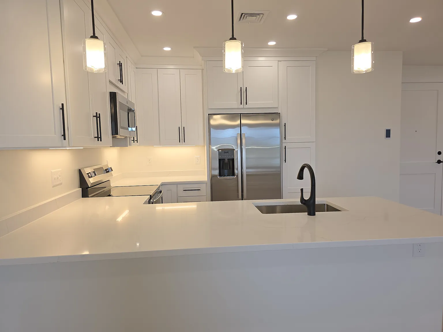 2 bed, 1100 sqft, $3,295 — Photo 2