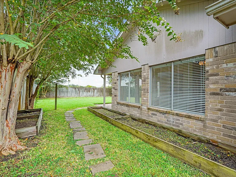 2911 Garden Ln — Photo 22