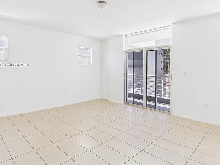 425 NE 30th St #604 — Photo 16