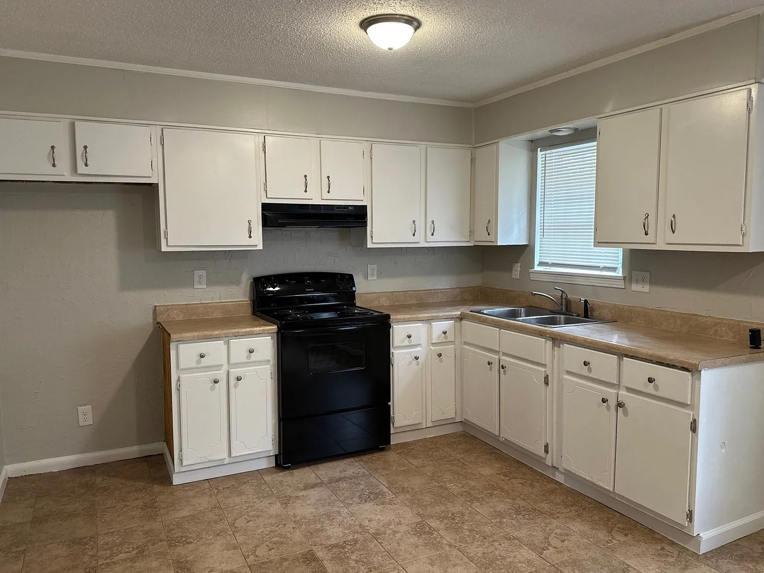 3 bed, 1.5 bath, 1026 sqft, $1,450 — Photo 2