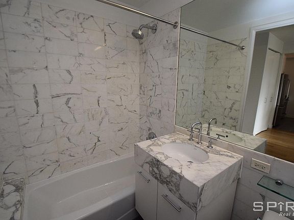 3rd image of 19 W 31st St