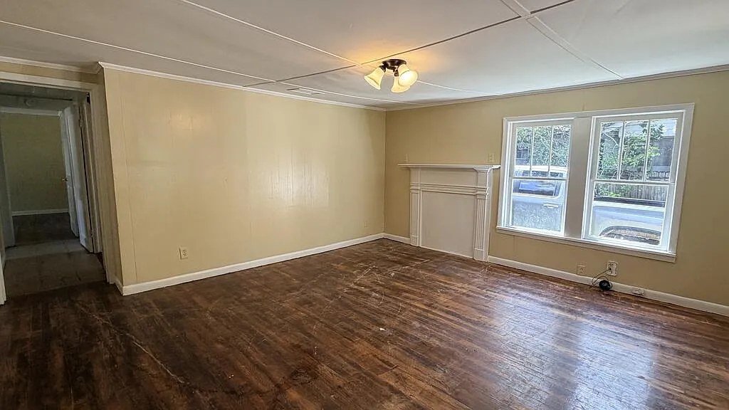 3 bed, 2.0 bath, 1385 sqft, $1,100 — Photo 2