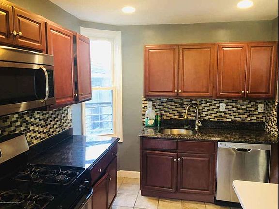 4th image of 202 Westervelt Ave #1