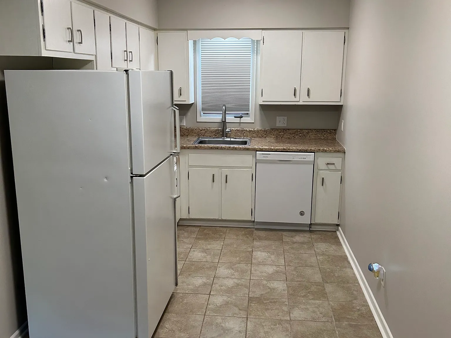 2077 NW Hickory Ln — Photo 3