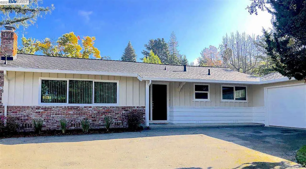 1055 Larch Ave photo 1