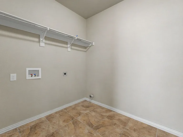 592 N Longfellow Ln — Photo 19