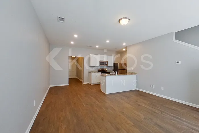3 bed, 2.5 bath, 1304 sqft, $1,545 — Photo 3