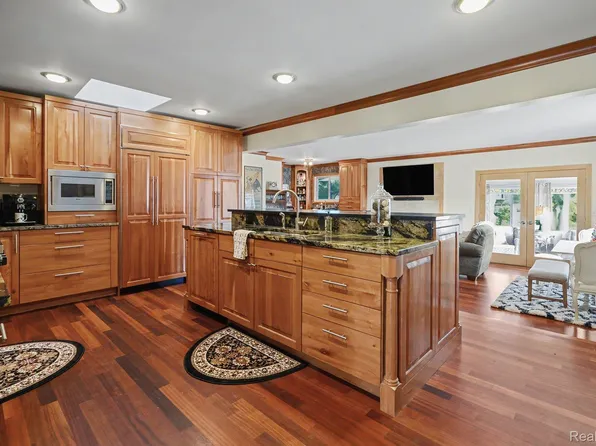 6622 Houghten Dr, Troy, MI 48098