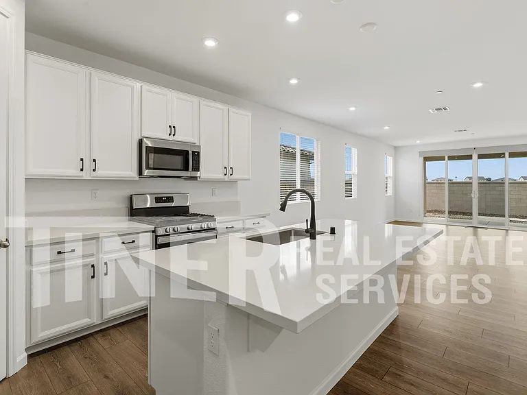 8112 Joecy Way — Photo 2