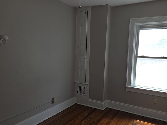 2nd image of 867 E Whittier St