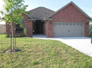 921 SW 14th St, Moore, OK 73160