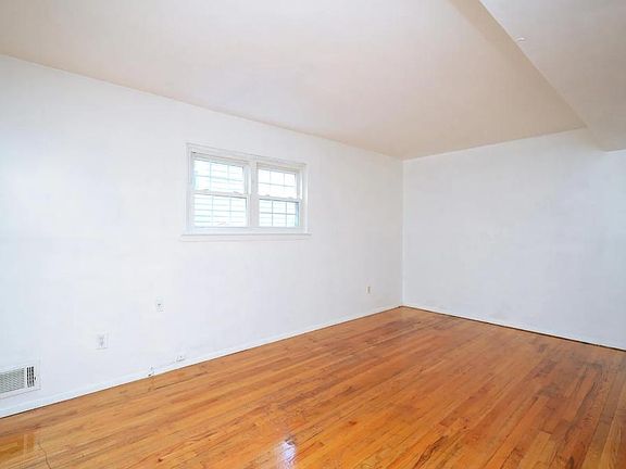 3rd image of 58 Myrna Ln Floor 1