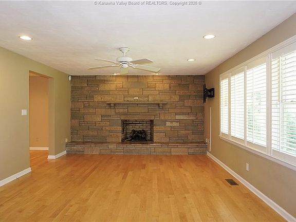 5th image of 916 Wilson St