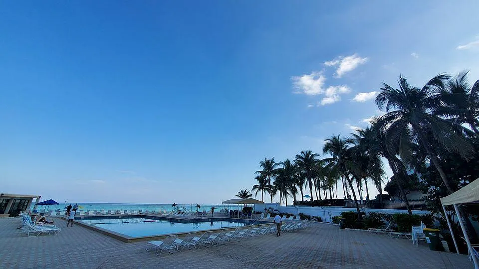 3505 S Ocean Dr — Photo 1