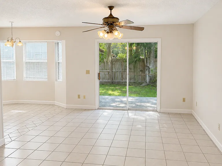 140 Royal Cir — Photo 3