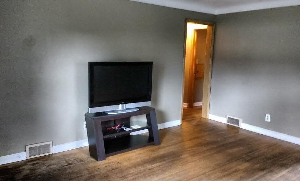 Living Room With 42 Inch TV