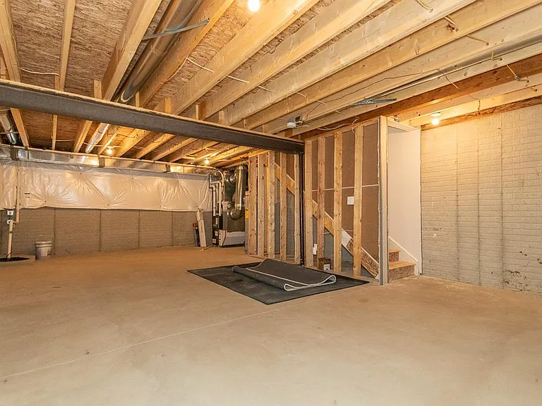 472 Roberta Dr — Photo 24