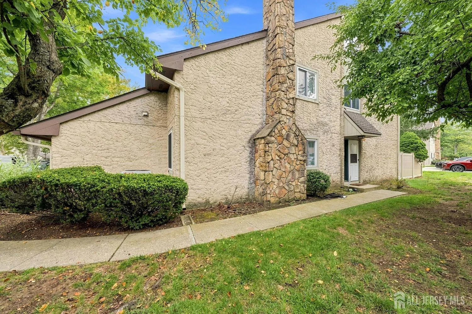 3 bed, 2.5 bath, 2216 sqft, $3,400 — Photo 1