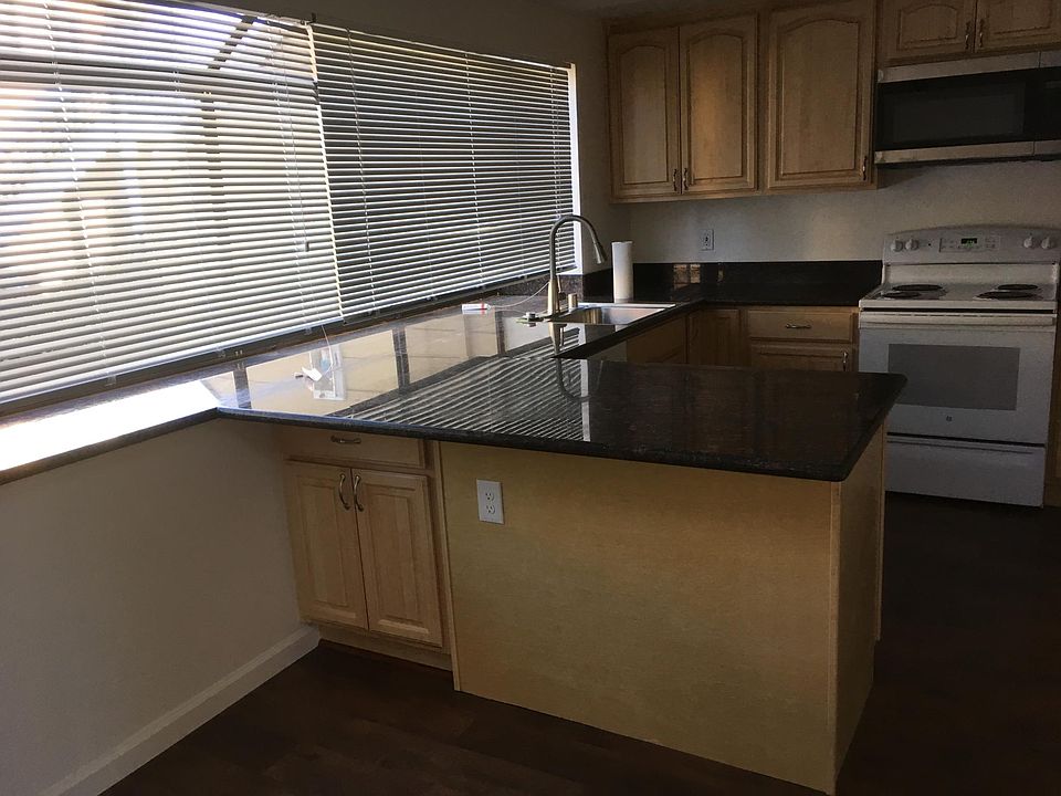 brand new kitchen with granite countertops and large garden 