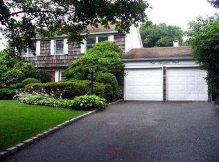 4 Pensdale Ct, Stony Brook, NY