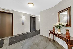 4th image of 625 W Huntington Commons Rd APT 208