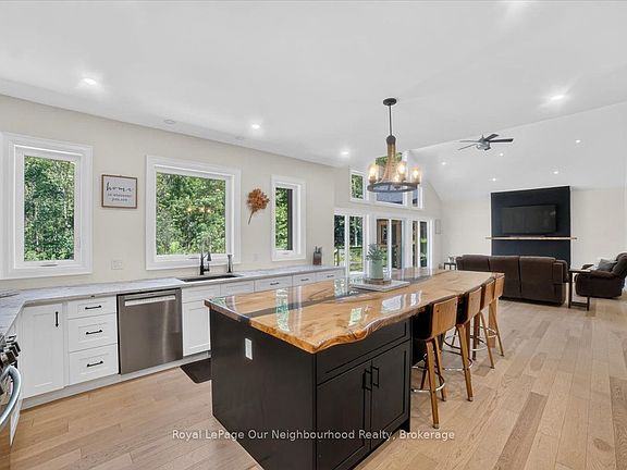 5th image of 105 Edwina Dr