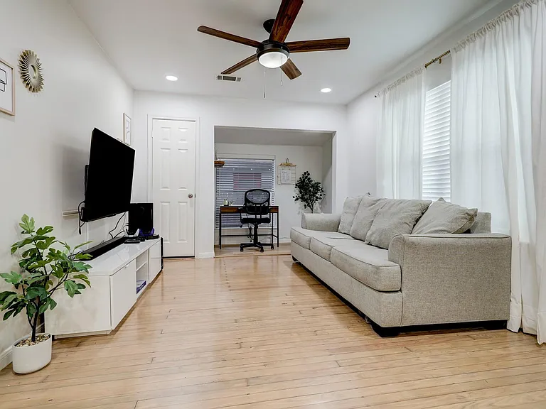 4801 Avenue H — Photo 11