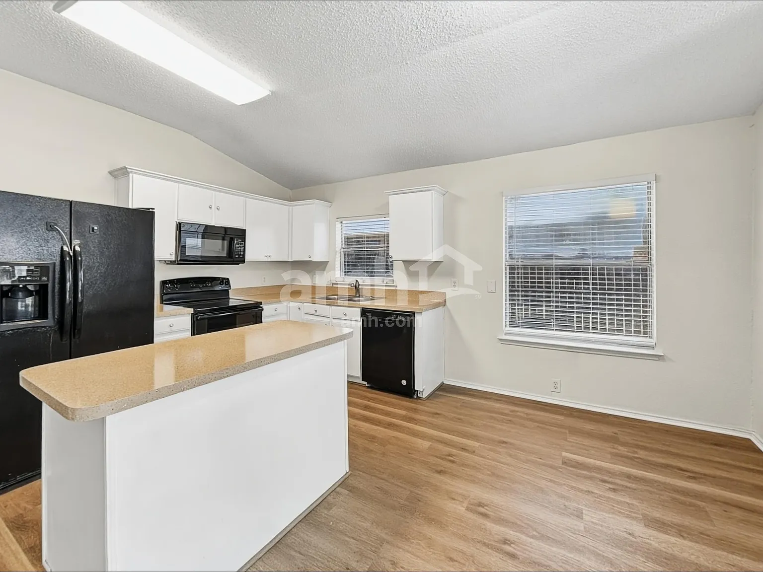 3 bed, 2.0 bath, 1866 sqft, $2,280 — Photo 4