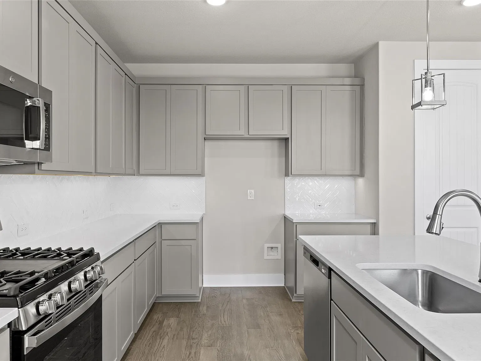 5 bed, 2580 sqft, $2,800 — Photo 4