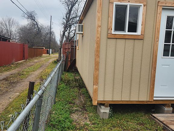 4th image of 6910B Parkdale Dr