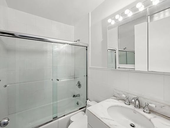 5th image of 30 W 61st St APT 16E