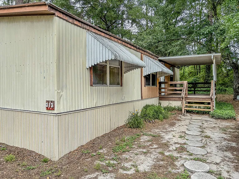 313 NW Park Dr — Photo 1