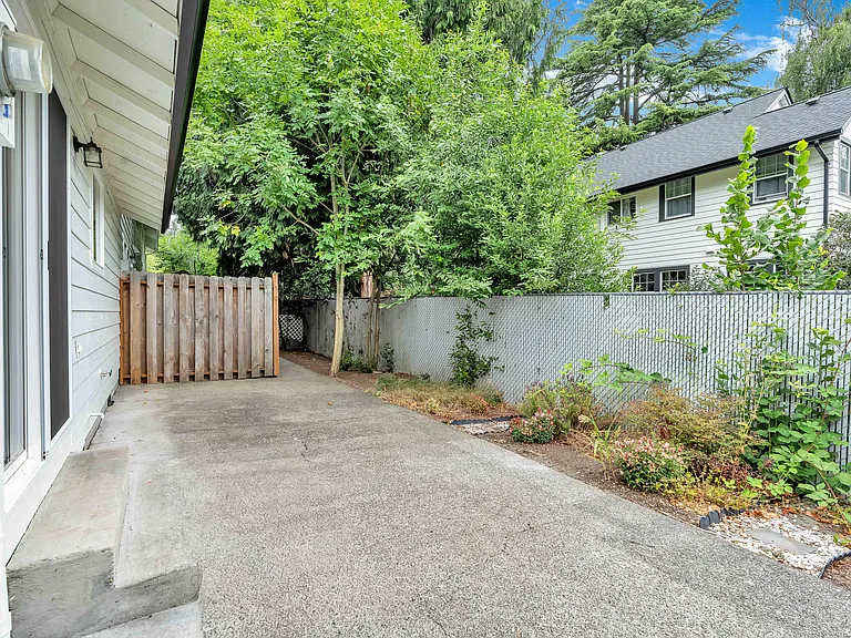 5210-5232 SE Rinearson Rd — Photo 14