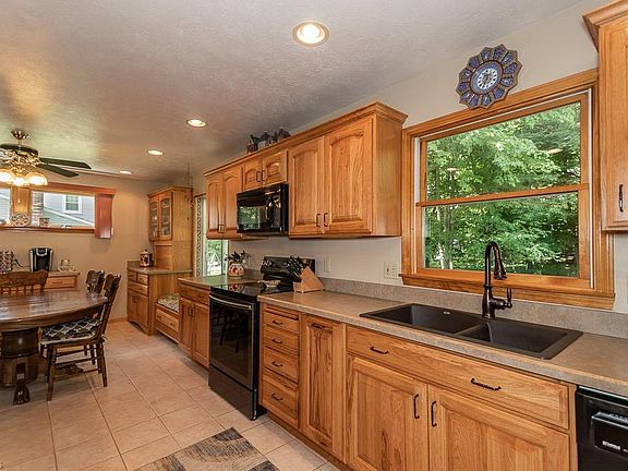 4th image of 7800 Mountain Ash Dr