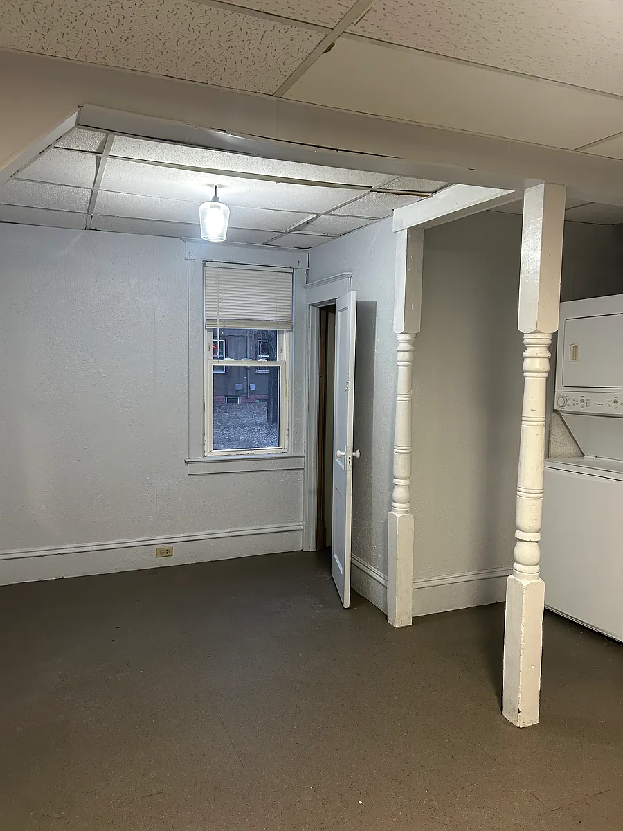 Building Photo - 403 College Ave N