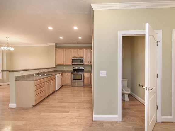 5th image of 308 Sheliah Ct