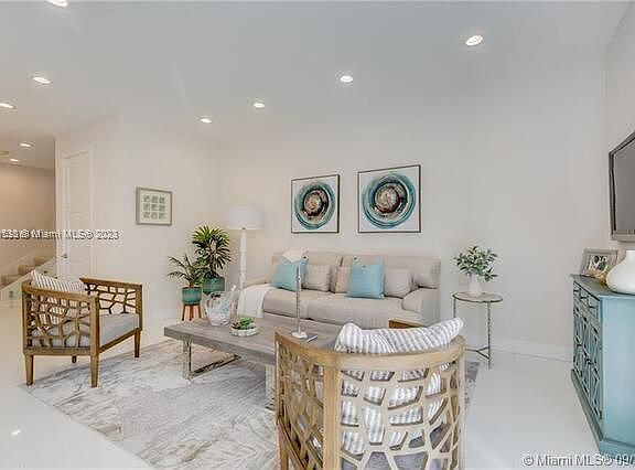 4th image of 692 NE 43rd St #692