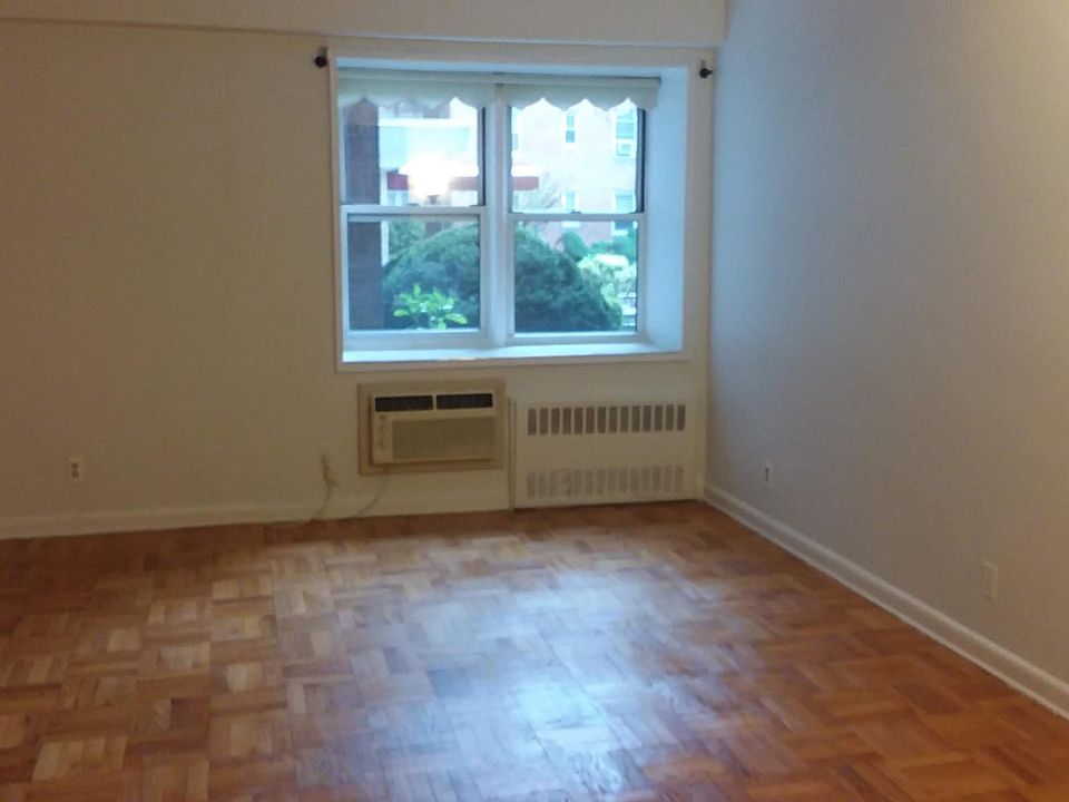 1st image of 4 Sadore Ln APT 1M