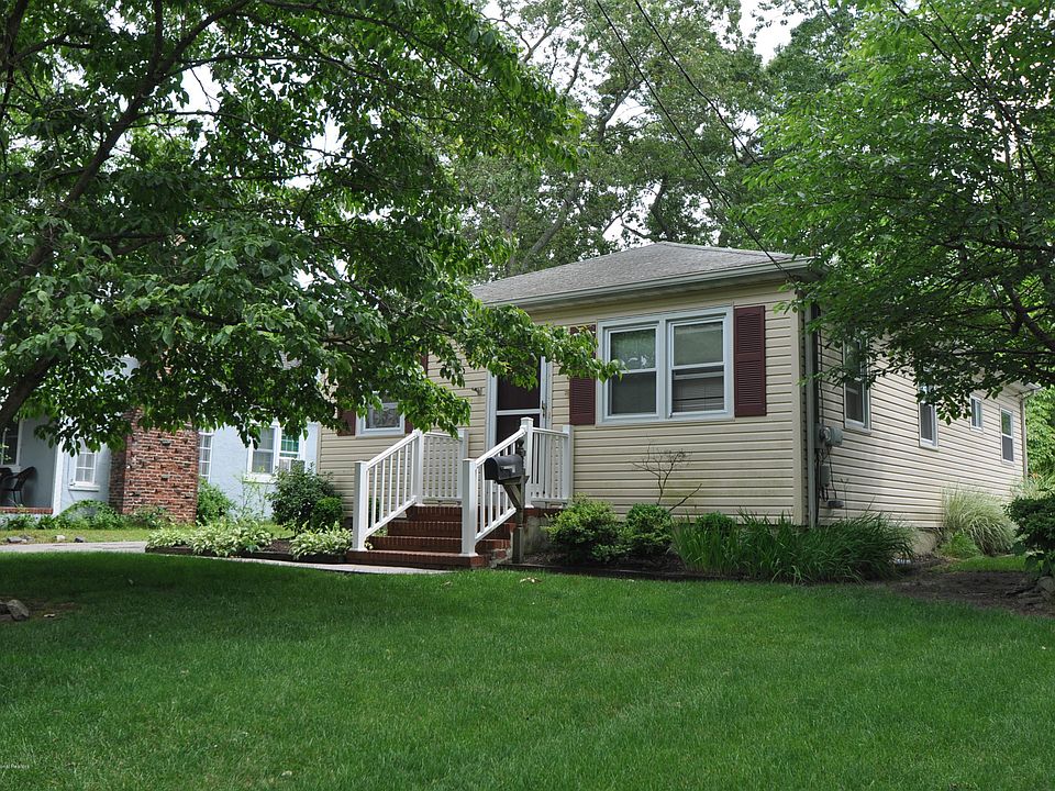 2nd image of 805 Pine Rd