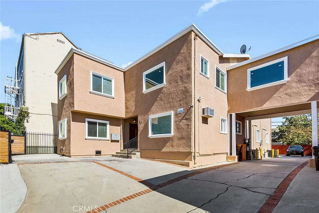 3 bed, 1348 sqft, $3,600 — Photo 2